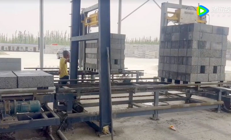 自保溫(wēn)砌塊碼垛(duǒ)機