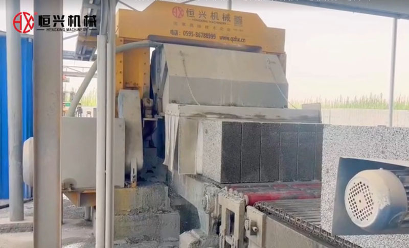 EPS聚苯顆粒(li)砌塊生産(chǎn)線新疆客(kè)戶現場